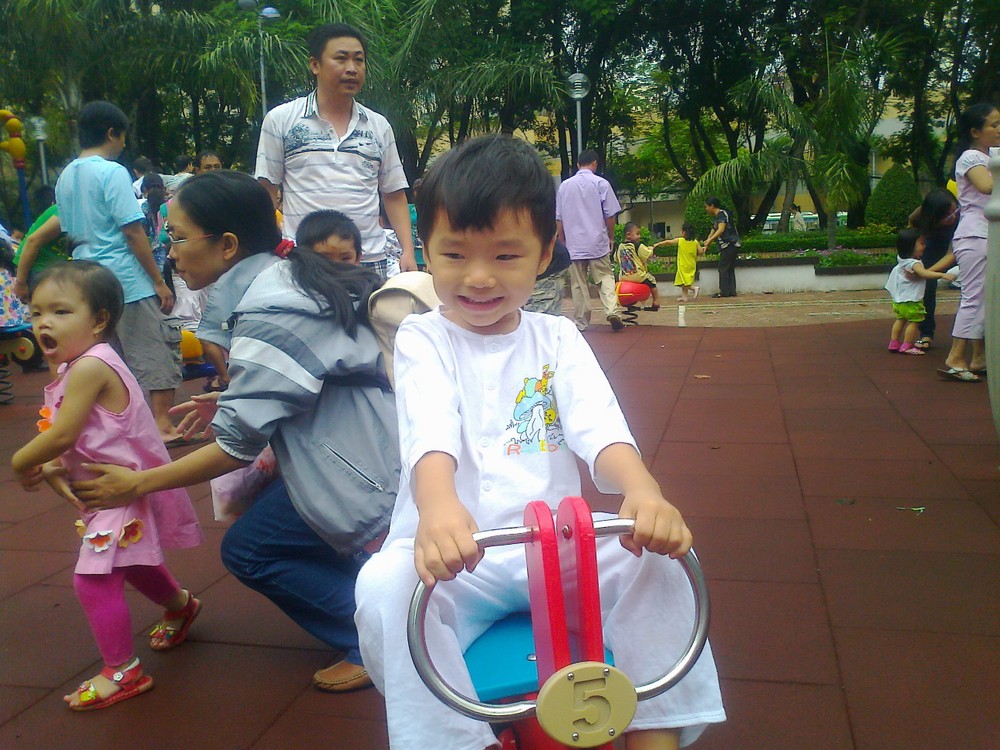 Children are playing in the Sep 23 Entertainment Park in dsitrict 1 (Photo: Cat Tuong) Children are playing in the Sep 23 Entertainment Park in dsitrict 1 (Photo: Cat Tuong)